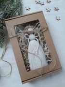 Aniołek anioł makrama zawieszka w pudełku z okienkiem na prezent