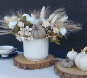 Piękny bukiet jesienny z dyniami 