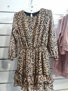 Sukienka w panterkę ze ściągaczami 