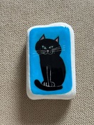 Czarny kot, magnes na lodówkę, malowany kamień