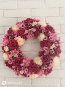 Wianek na drzwi ze sztucznych kwiatów 