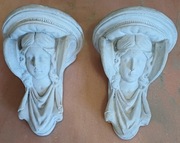 2 bardzo stare głowy gipsowe do powieszenia. Wymagają uchwytów. 
