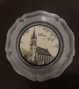 Stary , cynowy talerz ozdobny z namalowanym obrazkiem na porcelanie