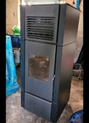 Piecyk na pellet Eva Calòr Nia 15 kW dystrybucją gorącego powietrzaw 