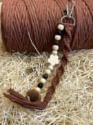 Brelok Makrama Handmade – Brązowy Splot, Silikon i Drewno – Unikat