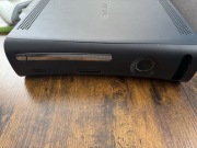 Konsola Xbox360 z padem i grą