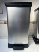 Kosz na śmiecie uszkodzona pokrywa uszkodzony 37/70 cm 50 litrów