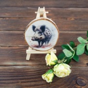 Plaster drewna pod kubek - zawieszka - dzik