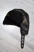 Czarna czapka uszatka zimowa pilotka