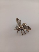 Figurka metalowa pszczoła wysokość 1,5 cm długość 3 cm