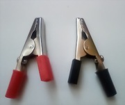 Krokodylek z gniazdem bananowym 52mm czarny i czerwony komplet 2szt 