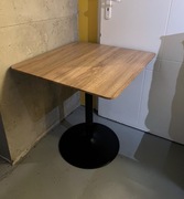 Stolik kawiarniany / barowy – blat drewniany – metalowa podstawa