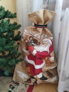 Duży worek jutowy na prezenty z dekorem.