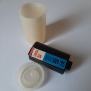 Rozbieralna kasetka ORWO do filmu 35mm + plastikowy pojemnik