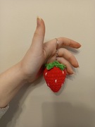 Breloczek handmade brelok ręcznie dziergany truskawka czerwony keychain