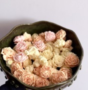 Różyczki z krepiny 60 szt pastelowe kolory dekoracja handmade