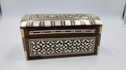 Szkatułka orientalna, intarsjowana, z masą perłową  mała, 10x6x6 cm