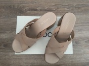 Skórzane wsuwane klapki na obcasie Lasocki – Camel