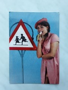 Kobieta ze znakiem drogowym