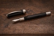 Vintage Visconti Opera Platinum Black Fluted & Facetted 'M' Pióro wieczne