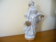 PORCELANOWA FIGURKA KOBIETY ZE ZŁOTYMI KWIATAMI  ARPO