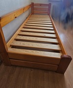 Drewniane sosnowe łóżko ze stelażem 80x200 cm i pojemnikiem na pościel