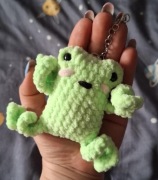 Breloczek żabka wykonany na szydełku