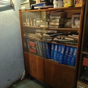 Biblioteczka  szybami z lat 60 