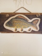 Karp płaskorzeźba w drewnie 
