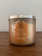 Bath & Body Works Merry Cookie – świeca zapachowa 411 g