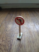 zabytkowy element LEGO  znak drogowy "zakaz skręcania w lewo"