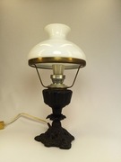 Stara lampka elektryczna, jak naftowa. Biały klosz. Ciężka podstawa. 37cm