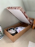 Tapczan jedno osobowy.