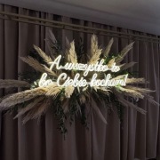 Ledon, neon, napis "A wszystko to, bo Ciebie kocham!"