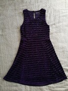 Elegancka błyszcząca welurowa sukienka w paski gwiazdki Nutmeg 140 - 146