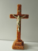 Drewniany Krzyż Stojący - Rękodzieło z Bursztynem - Pasja 23 cm