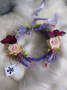 Wianek na głowę z róż, zdobiony motylami