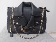 Stylowa listonoszka na łańcuszku ramoneska