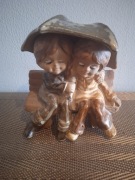 Figurka z porcelany Para  na ławce 