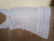 biała halka zdobiona koronką