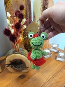 Żabka brelok szydełkowa w czerwonej spódniczce 