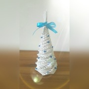 Biała choinka z papieru- trurkusowe ozdoby wiklina