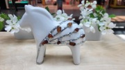 Konik ceramiczny ręcznie zdobiony cyną i Bursztynem 