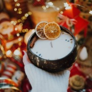 Sojowa świeca BROWNIE Z POMARAŃCZĄ w łupinie kokosa 550 ml na PREZENT