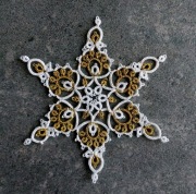 Dekor na choinkę śnieżynka frywolitka bialo-zlota