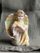 Figurka aniołka z książką, brokat