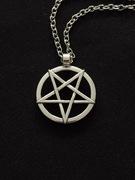 Naszyjnik z pentagramem w kole, mały wisiorek z  łańcuszkiem 
