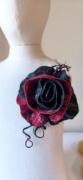 Artystyczna Broszka Róża z Wełny Merynosa – Rękodzieło – Bordowa Handmade 