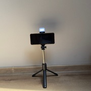 Selfie Stick i Statyw na Telefon z Pilotem Bluetooth i Lampką