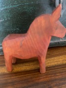 Drewniana rzeźba konik